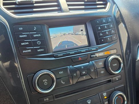 Used 2017 Ford Explorer XLT image 32