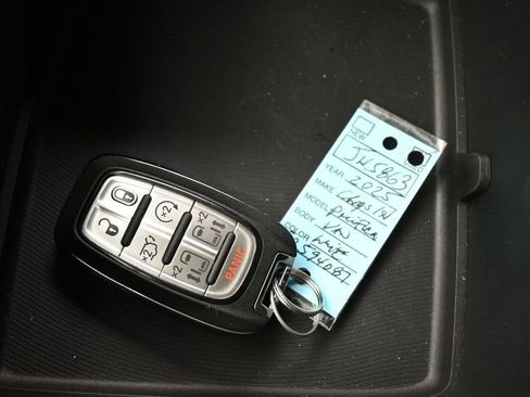 Used 2025 Chrysler Pacifica Select FWD image 24