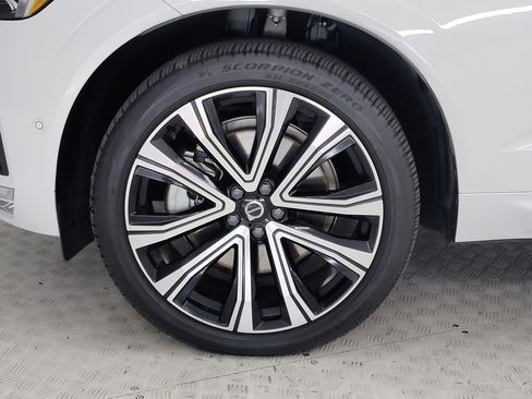 Used 2023 Volvo XC60 B5 Ultimate image 10