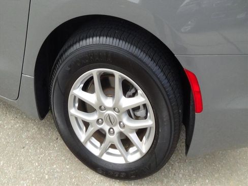 Certified 2025 Chrysler Pacifica Select image 9