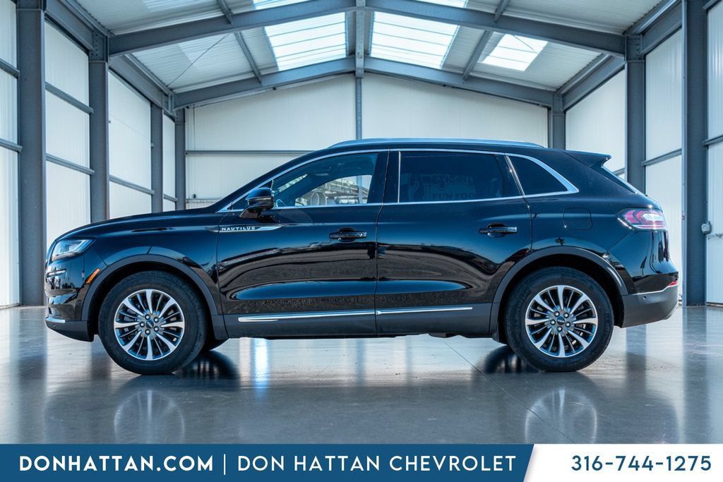 Used 2023 Lincoln Nautilus Reserve AWD/4WD image 2