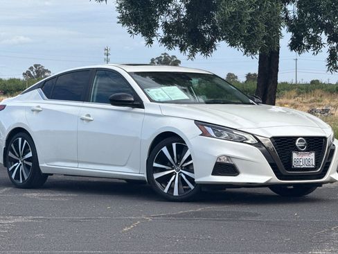 Used 2020 Nissan Altima 2.5 SR w/ Premium Package FWD image 2
