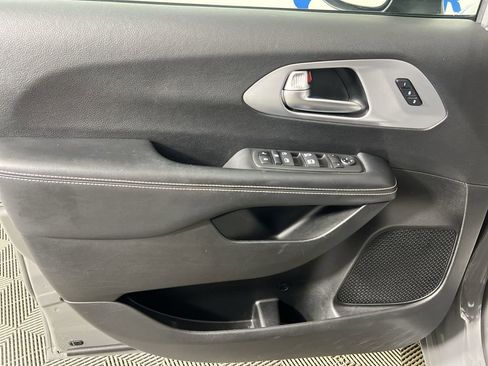 Used 2023 Chrysler Pacifica Touring-L w/ S Appearance Package AWD/4WD image 22