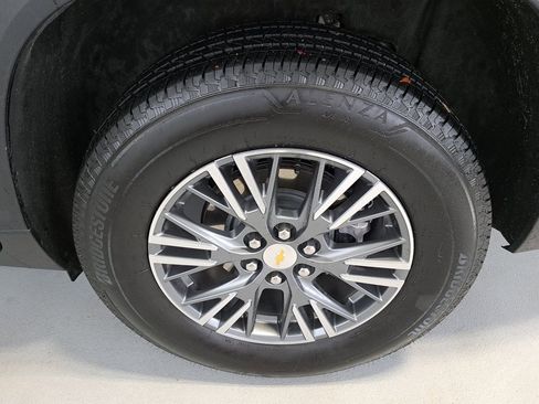 Used 2025 Chevrolet Traverse LT image 37