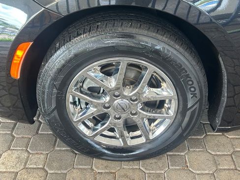 Used 2022 Chrysler Pacifica Touring-L image 17