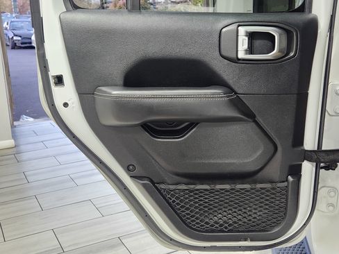 Used 2018 Jeep Wrangler Unlimited Sahara image 12