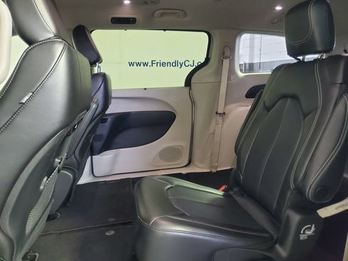 Used 2023 Chrysler Pacifica Touring-L FWD image 9