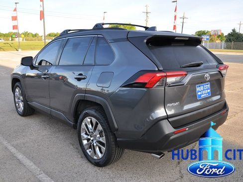 Used 2019 Toyota RAV4 XLE Premium FWD image 3