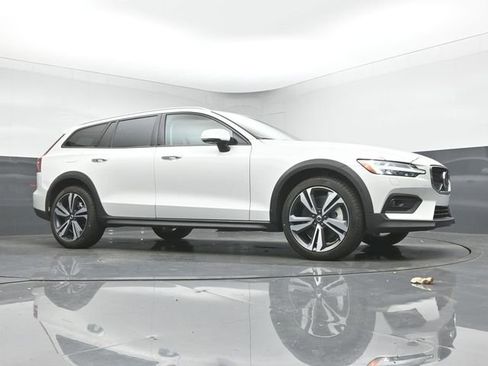 Used 2024 Volvo V60 B5 Cross Country Plus image 37