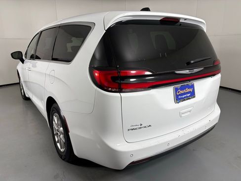 Used 2024 Chrysler Pacifica Touring-L image 6
