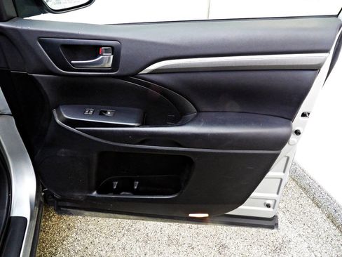 Used 2019 Toyota Highlander SE image 12