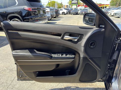 Used 2018 Chrysler 300 S w/ 300S Premium Group RWD image 14
