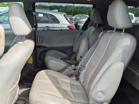 Used 2014 Toyota Sienna XLE FWD image 9