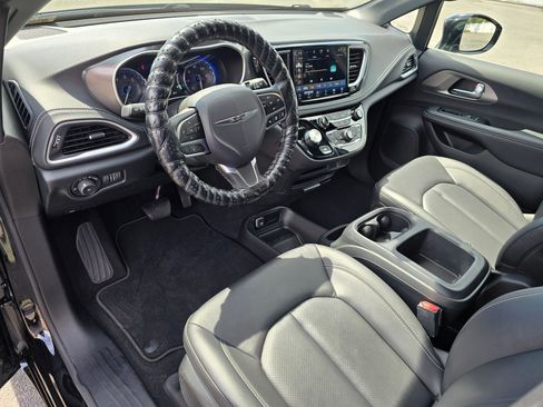 Used 2026 Chrysler Pacifica Select AWD/4WD image 2