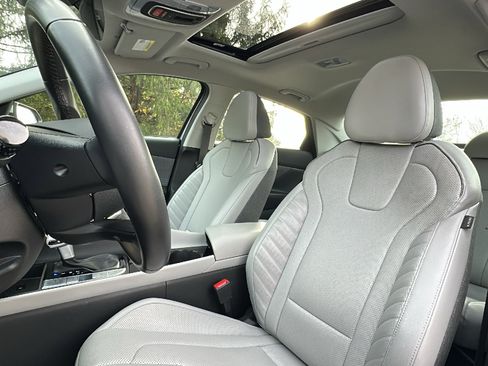 Used 2024 Hyundai Elantra Limited image 12