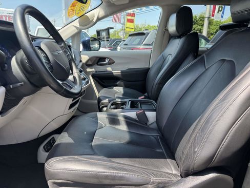 Used 2019 Chrysler Pacifica Touring-L FWD image 13
