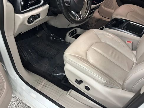 Used 2021 Chrysler Pacifica Touring-L FWD image 32