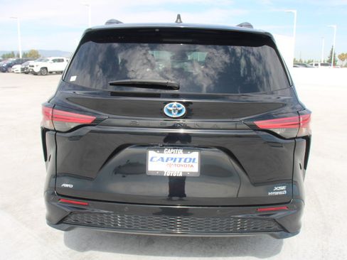 Used 2021 Toyota Sienna XSE w/ XSE Plus Package AWD/4WD image 4