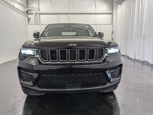 Used 2024 Jeep Grand Cherokee Laredo X image 4