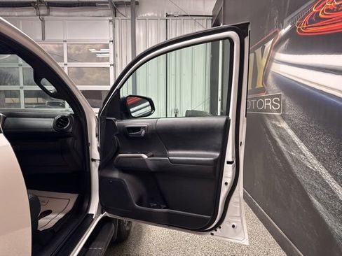 Used 2023 Toyota Tacoma Limited image 27