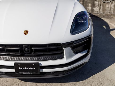 Certified 2025 Porsche Macan AWD/4WD image 17