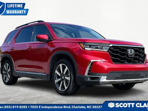 Used 2025 Honda Pilot Touring image 1