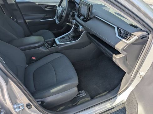 Used 2021 Toyota RAV4 LE FWD image 12