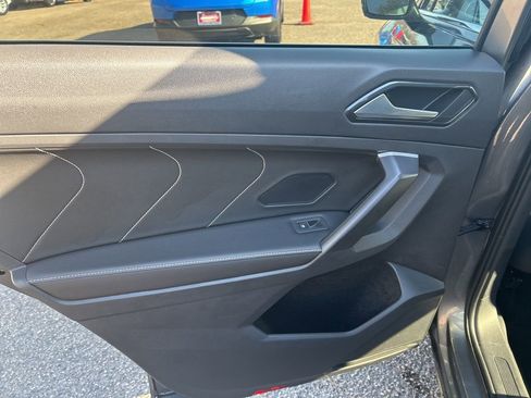 Used 2024 Volkswagen Tiguan SE image 17