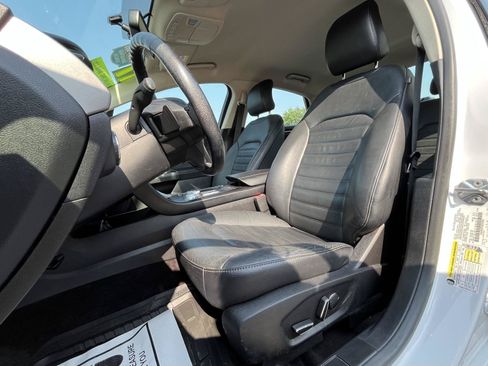 Used 2017 Ford Fusion SE w/ Fusion SE Technology Package FWD image 6