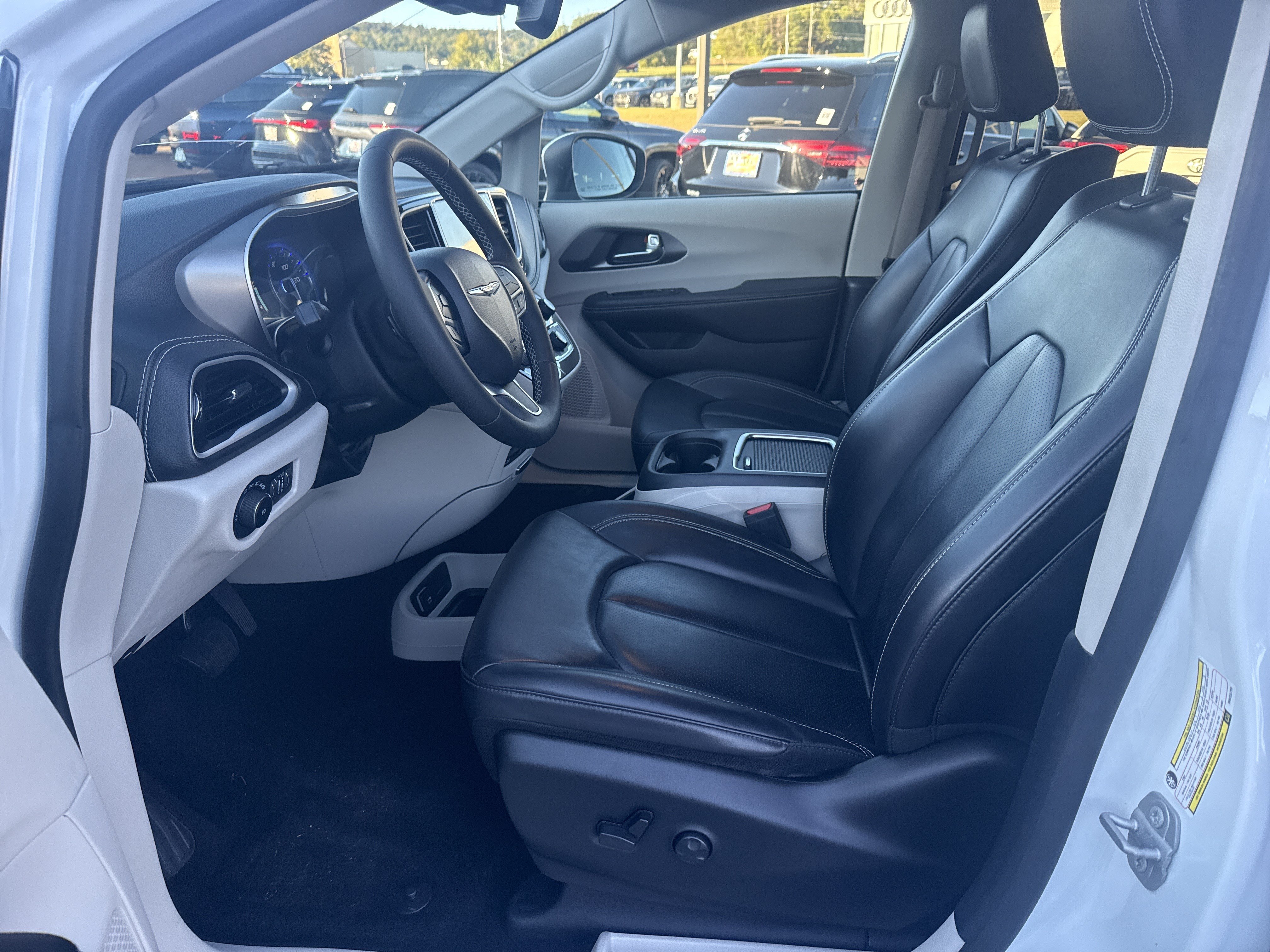 Used 2023 Chrysler Pacifica Touring-L w/ Uconnect Theater Family Group AWD/4WD image 9