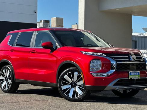 New 2025 Mitsubishi Outlander SE image 3