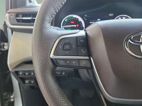 Used 2023 Toyota Sienna Platinum FWD image 21