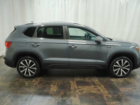 Used 2023 Volkswagen Taos SE FWD image 3