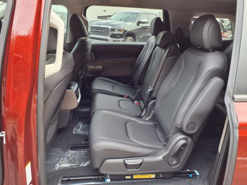 New 2026 Kia Carnival FWD image 4