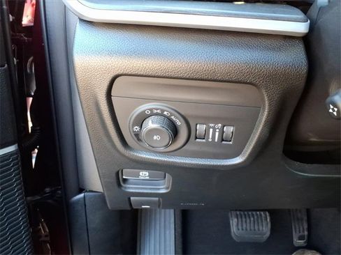 Used 2025 Jeep Grand Cherokee Limited w/ Luxury Tech Group II image 16