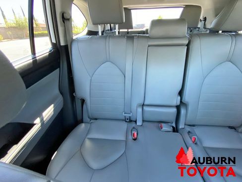 Used 2022 Toyota Highlander XLE AWD/4WD image 25