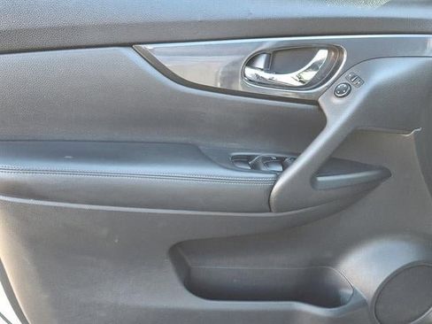 Used 2017 Nissan Rogue SV image 12