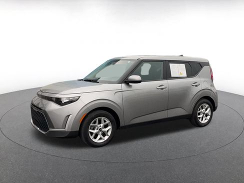 Used 2025 Kia Soul LX w/ LX Technology Package FWD image 8