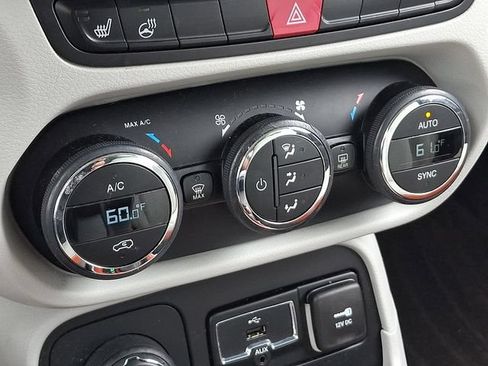 Used 2015 Jeep Renegade Limited AWD/4WD image 14