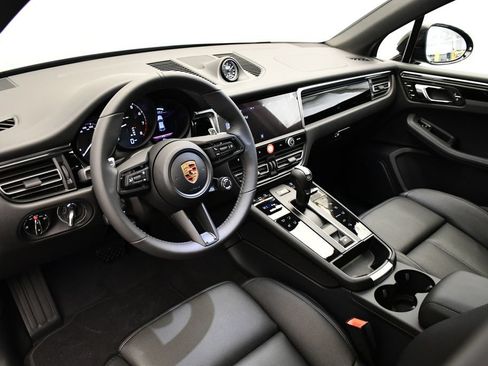 Certified 2026 Porsche Macan AWD/4WD image 4