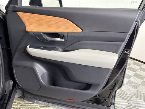 Used 2024 Toyota Grand Highlander Limited image 15