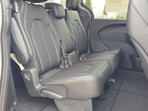 New 2026 Chrysler Pacifica Select image 10