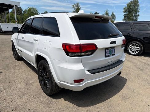 Used 2017 Jeep Grand Cherokee Altitude RWD image 4