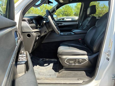 Used 2025 Jeep Wagoneer 4WD image 12