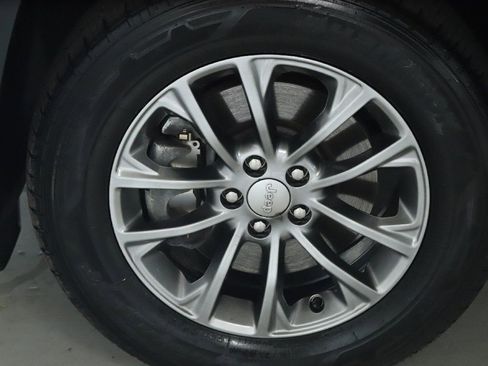 Used 2019 Jeep Cherokee Latitude Plus w/ Cold Weather Group AWD/4WD image 37