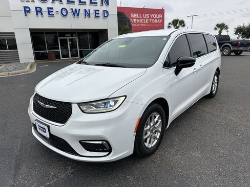 Used 2024 Chrysler Pacifica Touring-L w/ Uconnect Theater Family Group image 2