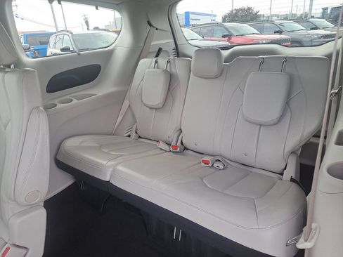 Used 2021 Chrysler Pacifica Touring-L FWD image 27