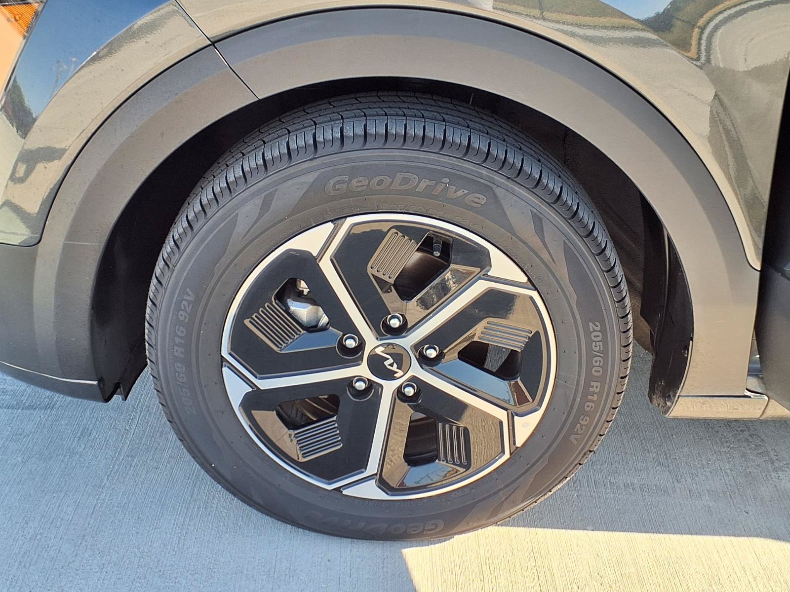 Used 2025 Kia Niro LX FWD image 27