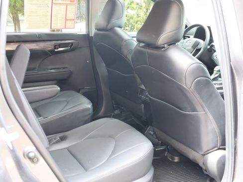 Used 2025 Toyota Highlander Limited AWD/4WD image 20