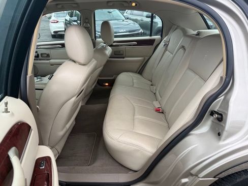 Used 2005 Lincoln Town Car Signature Limited RWD image 10